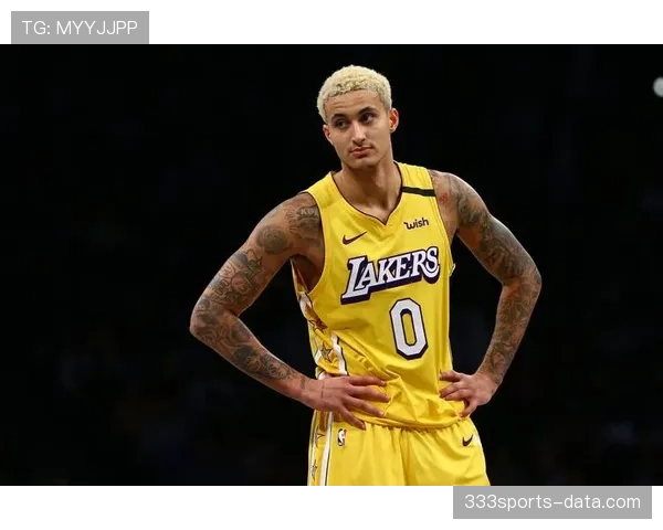 库兹马强化挡拆创造空间，助力湖人关键时刻得分爆发