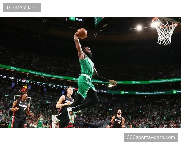 杰伦·布朗利用挡拆拉开空间，助球队得分效率显著提升