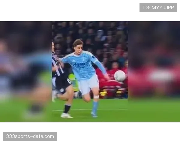 克罗斯本赛季更频繁前插，通过接管出球与直塞撕开对手防线